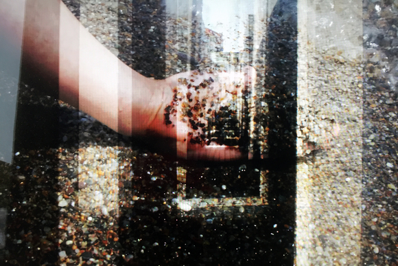 숨겨진 손의 역사 History Bleeds Under Your Fingernails