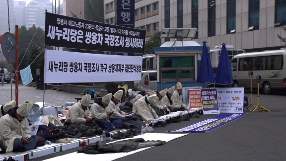지나가는 사람들	People Passing By